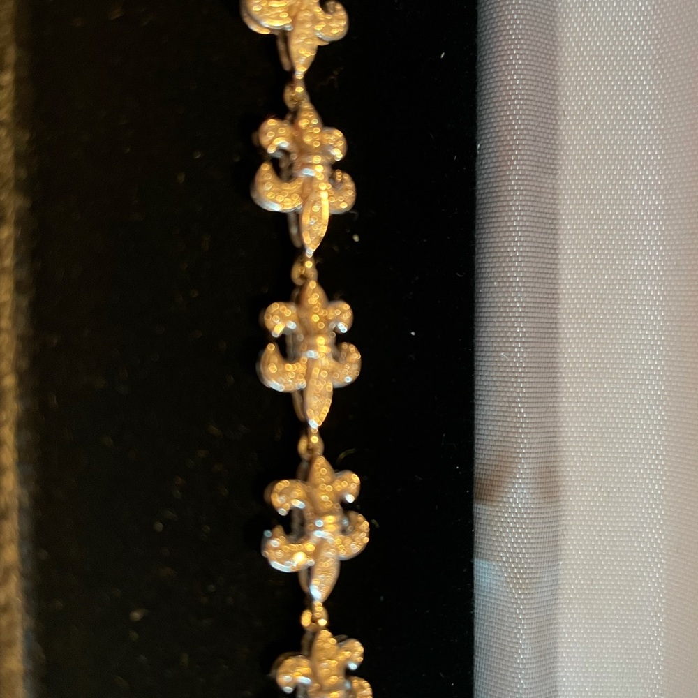 14k white gold diamond fleur-de-lis bracelet